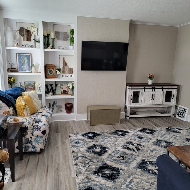 Building Photo - 1932 Iowa St