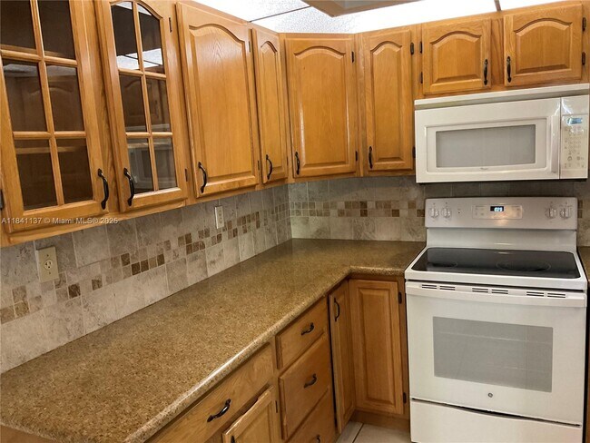 Building Photo - 6312 SW 139th Ct