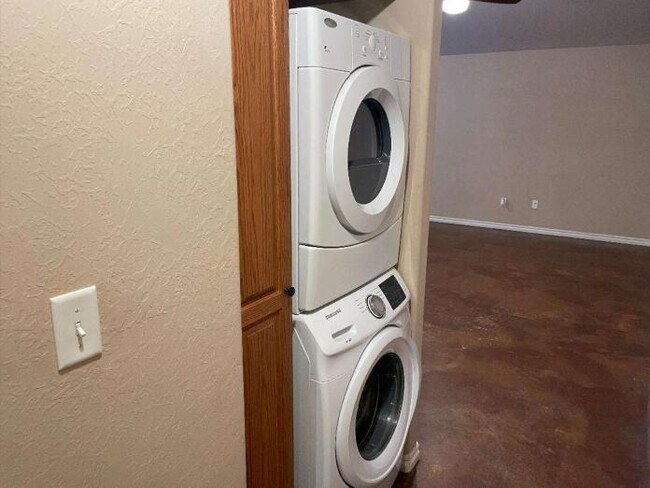 Building Photo - 2513 SW E Ave