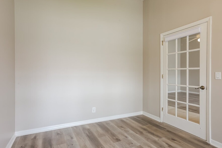 Building Photo - 11117 Lakeaire Cir