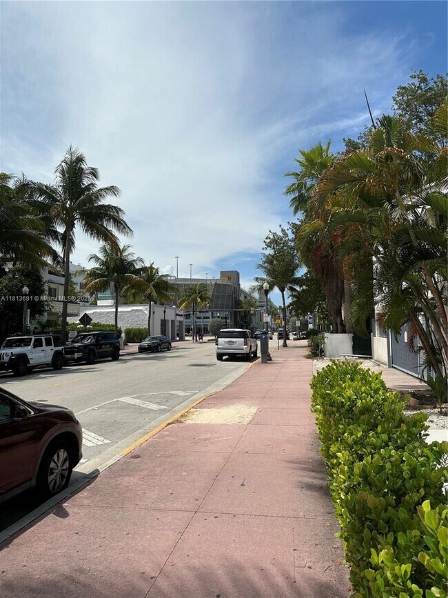 Building Photo - 401 Collins Ave
