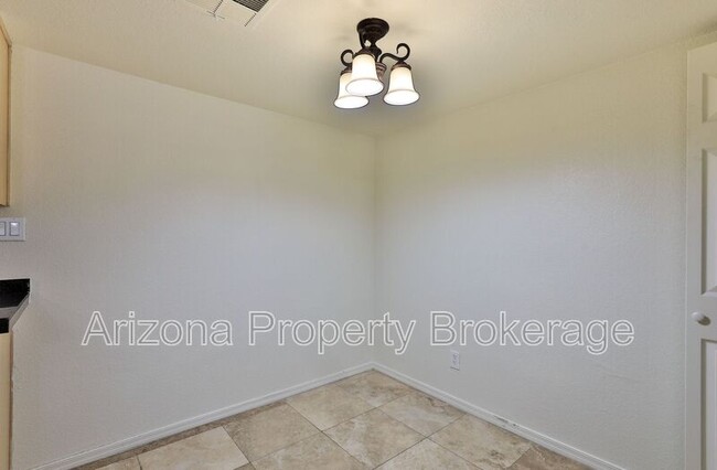 Building Photo - 2121 W Royal Palm Rd