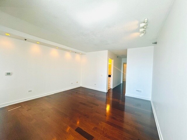 Building Photo - 512 N McClurg Ct