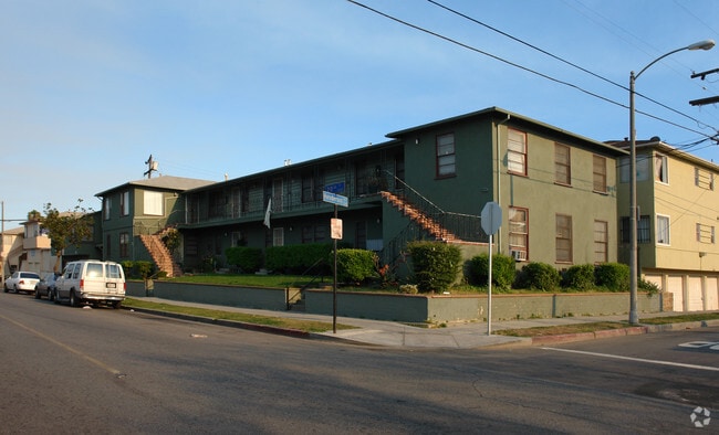 Building Photo - 450 W 20th St