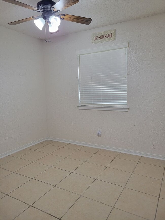 Building Photo - 3bd/2ba house close to major shopping, restaurants, and Ft. Hood!