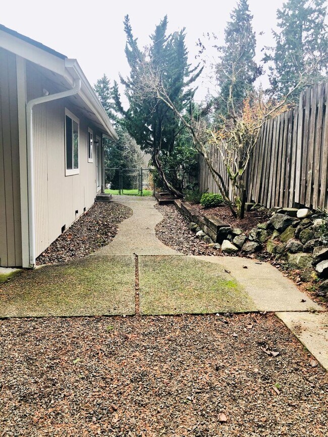 Building Photo - Home in West Bremerton with Fenced Yard