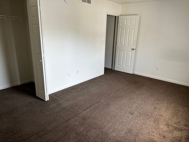 Building Photo - 3334 S Oaklawn Cir