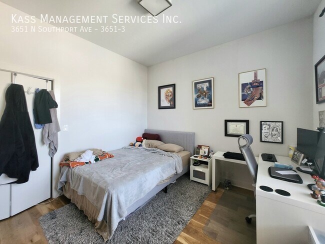 Building Photo - Newer Construction Prime Southport Corrido...