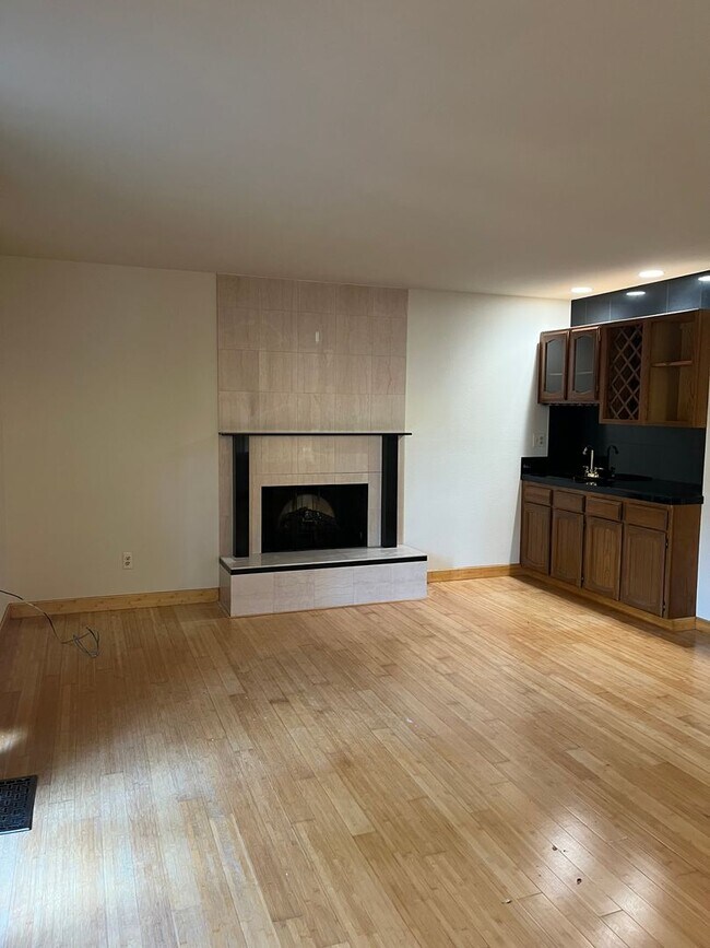 Building Photo - *Holiday Move In Special, $500 Off First Month's Rent! Large 4 bedroom/ 2.5 Bathroom Home for Ren...