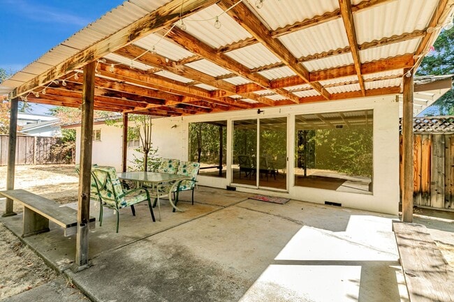 Building Photo - Classic Ranch Style Home in Top School Dis...
