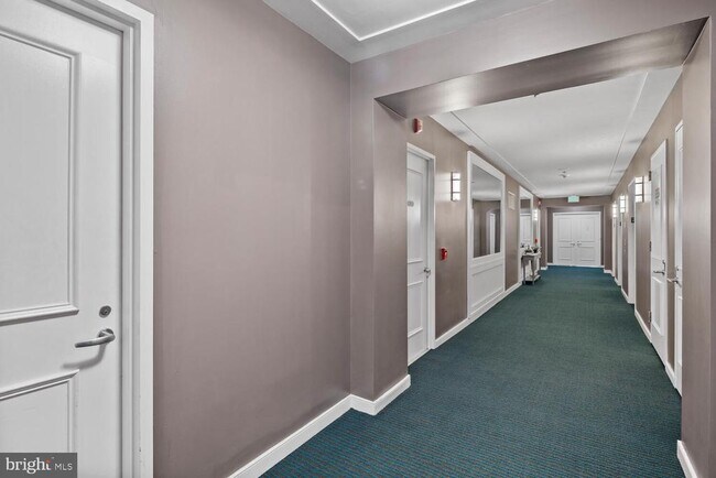 Building Photo - 100 Harborview Dr