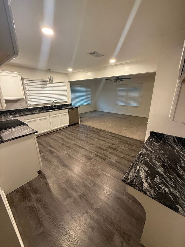 Building Photo - Check out this home in the heart of Benbrook!