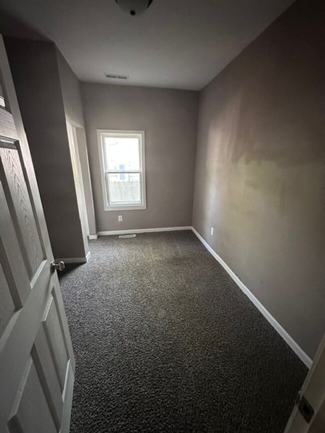 Building Photo - 3 Bed 1.5 Bath Home