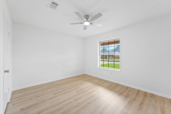 Building Photo - 406 Riverbend St