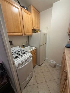 Gas Range & Kitchen - 1111 Arlington Blvd