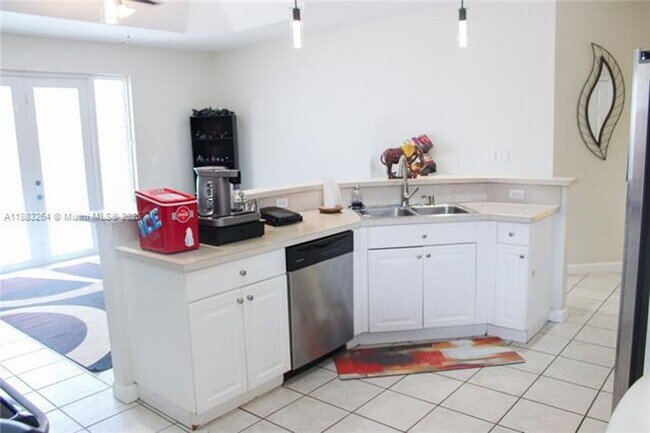 Building Photo - 2106 NE 40th Ave