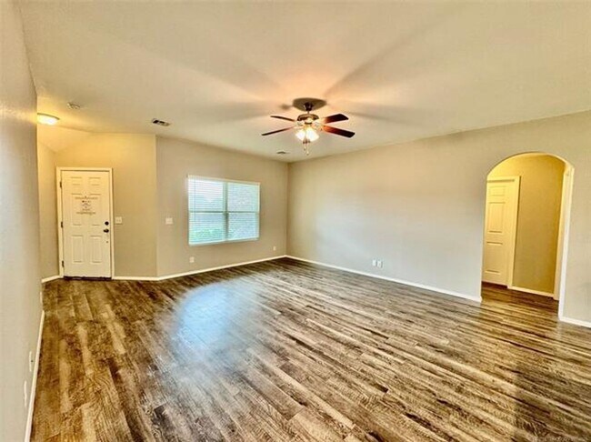 Building Photo - 4 bed/2 bath newer construction in prime location in Claremore!