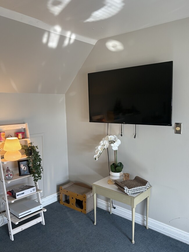 Building Photo - 169 E Center St