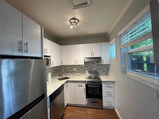 Building Photo - 305 NE 15th Ave