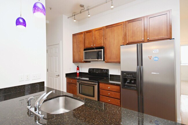 Building Photo - Move-in Ready, Light-Filled Downtown Condo