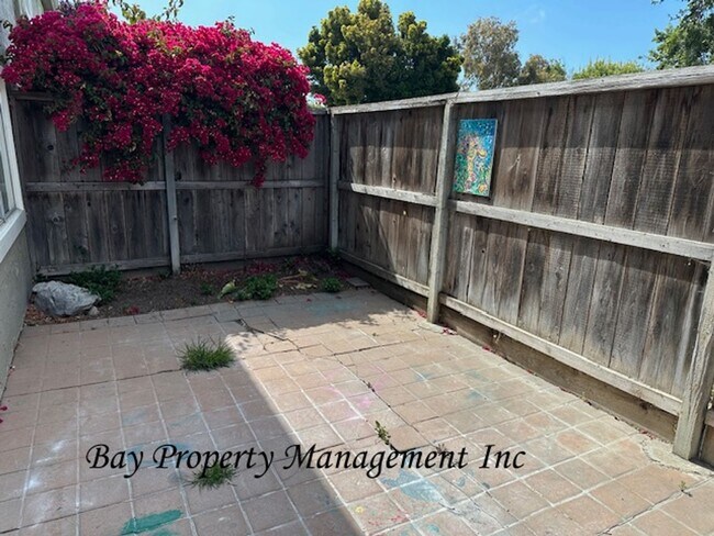 Building Photo - Charming 3-Bedroom Townhouse in Los Olivos...