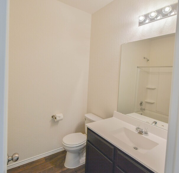 Full guest bathroom - 3702 Chappie Lane