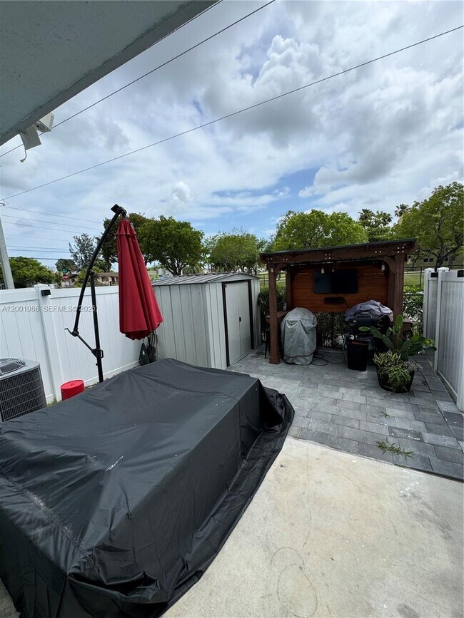 Building Photo - 1009 NW 4th Ter