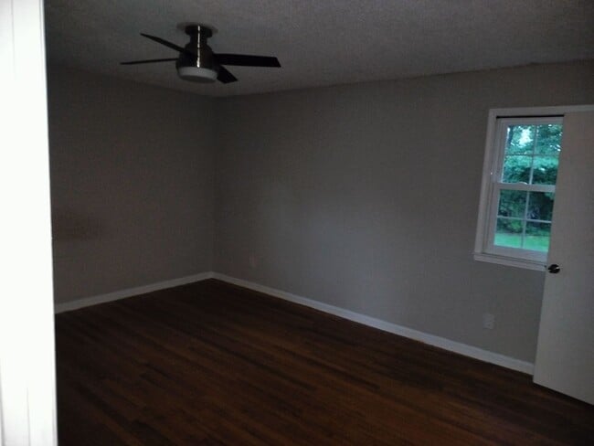 Building Photo - Modern Classic