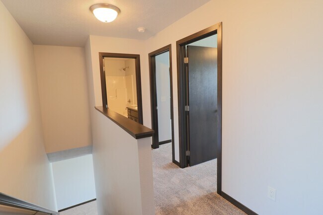 Building Photo - Amazing 4 Bedroom 3.5 Bathroom Townhome in Sioux Falls