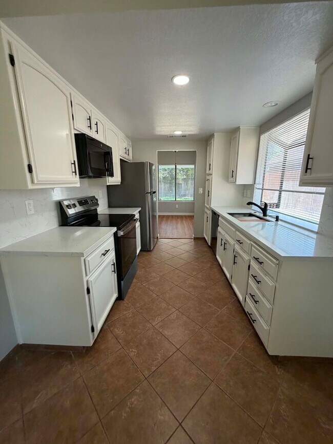 Building Photo - Beautifully Updated 3 Bedroom Home
