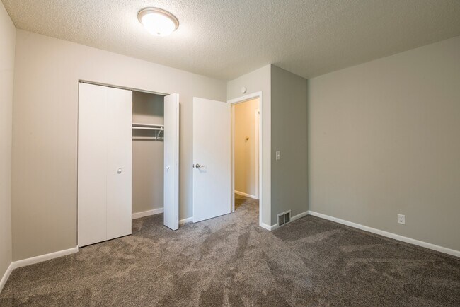 Building Photo - 5590-5592 Timber Lane Shorewood MN