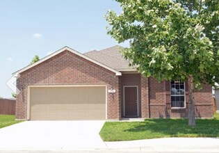 Building Photo - Welcome to this spacious 4 bedroom, 2 bathroom home located in Selma, TX.