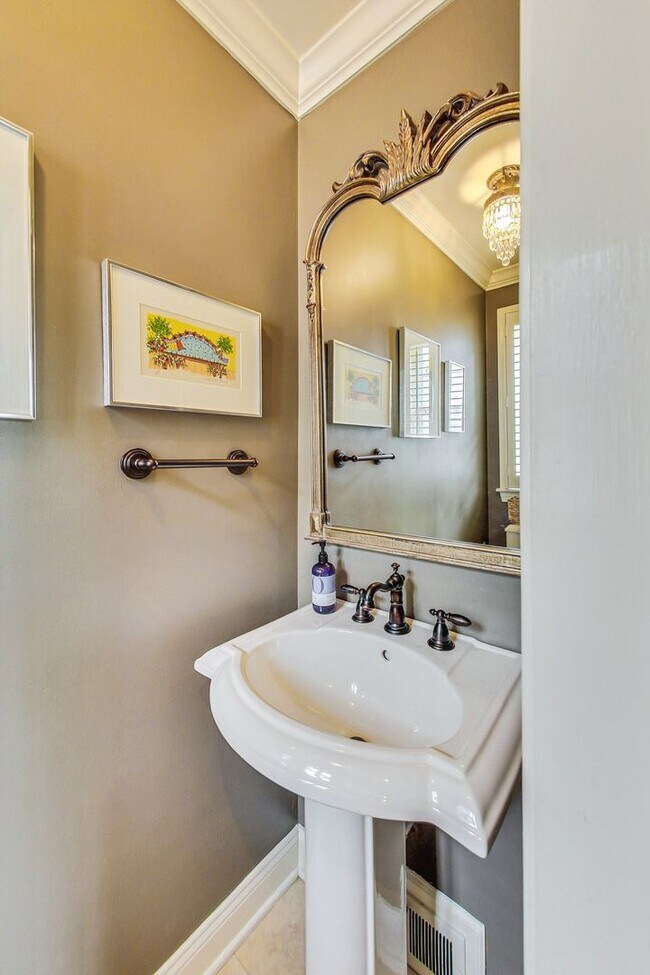 Building Photo - COMING SOON - Stunning 4 bed + 2 full & 2 1/2 bath Classic in NW DC