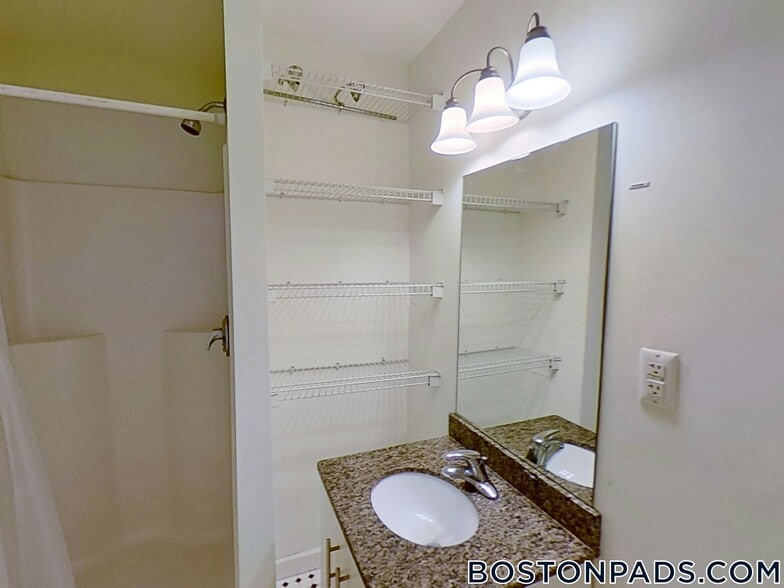 Building Photo - 461 Park Dr