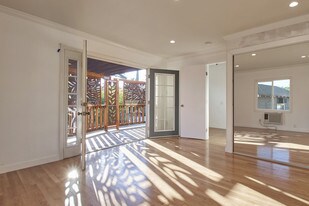 Master Bedroom w/ screened deck - 4522 Alumni Ave