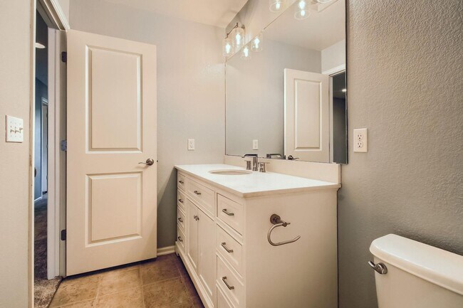 Building Photo - 3 Bed 2.5 Bath End Unit Home with FENCED Y...