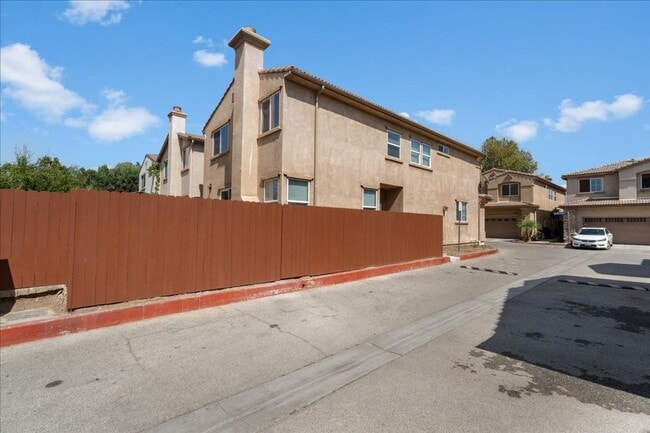 Building Photo - Fully Renovated 4 Bed 2.5 Bath Stunner In ...