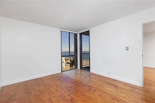Building Photo - Queen's Surf Condos