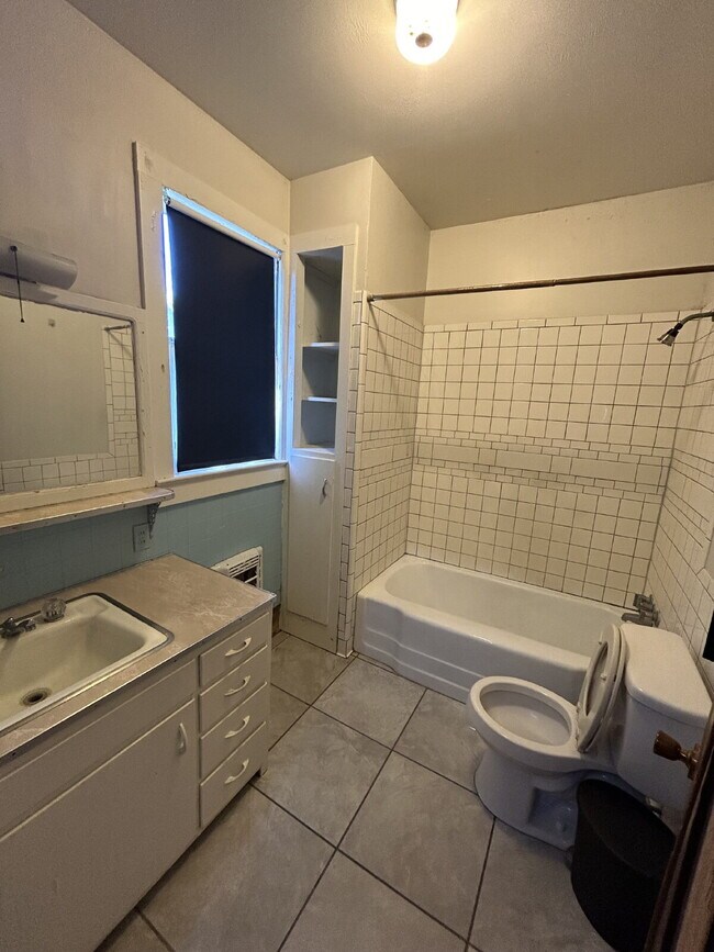 Building Photo - "Charming 450 sq ft Studio Retreat in Jone...