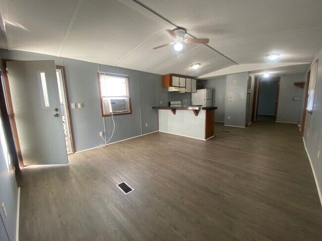 Building Photo - 2 Bedroom 1 Bath Mobile Home in Greenevill...