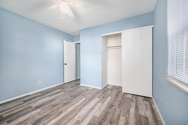 Building Photo - ****AVAILABLE NOW**** Huge Independence Du...