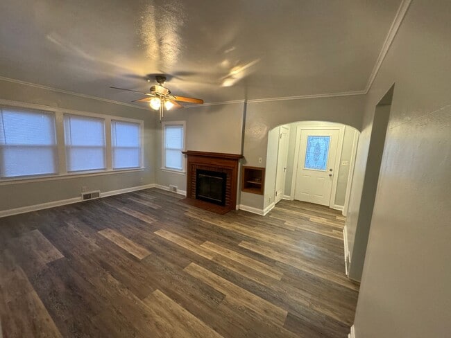 Building Photo - 3 bedroom, 2 bath House with 2 car detached garage