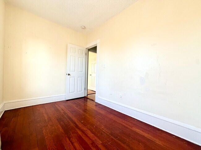 Building Photo - 604 Westford St