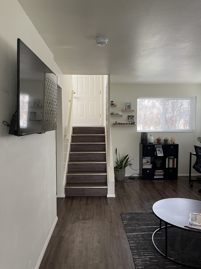Building Photo - 665 E Malibu Dr