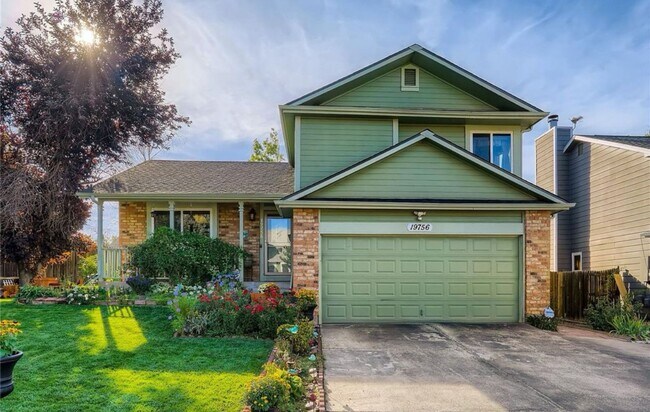 Building Photo - Incredible Tri-level home in Cherry Creek ...