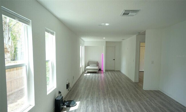 Building Photo - 908 E Cayuga St