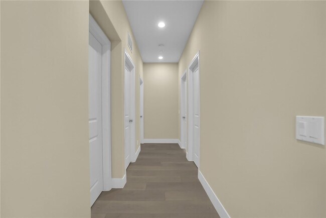Building Photo - 64 Bianco