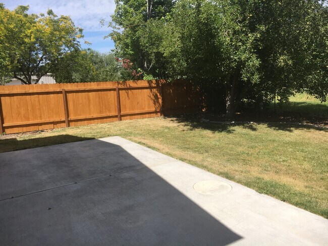 Building Photo - Beautiful home located just minutes from Settler's Park!