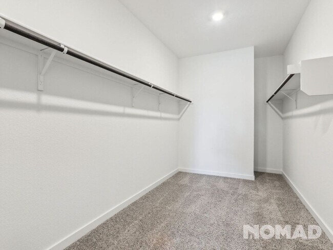 Building Photo - 4 Bedroom, 3 Bathroom Single Family Home i...