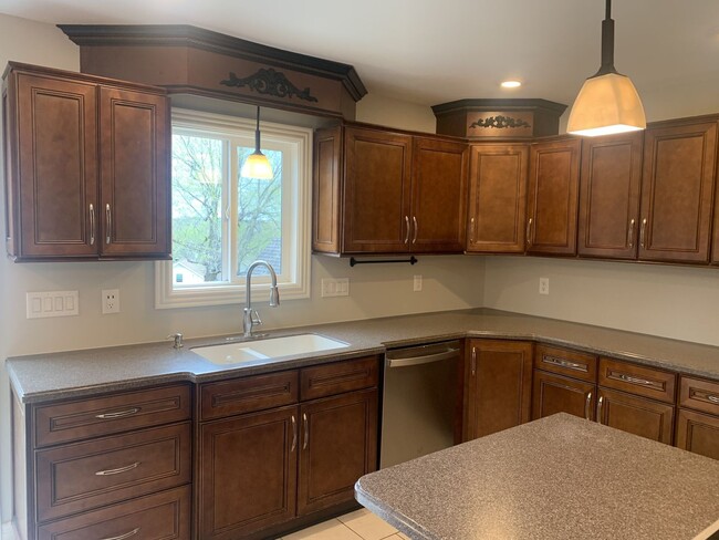 Building Photo - 3 Bed, 2 Bath Home w/ 1 Car Garage and Fen...
